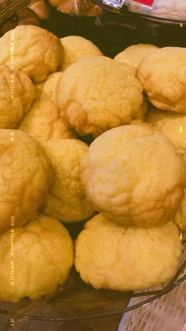 ・

おはようございます☀️.°
ベーカリー パンビです！

メロンパン 磯辺揚げもっち〜 ビックフランク 
アップルデニッシュ 明太フランス カレーパン

の時計の針を戻してみました( "´༥`" )♩
こんなふうに出来上がってるんですよ～𓌉𓇋 ‎
ぜひご賞味くださいませ☺️

今日も皆様のご来店お待ちしております🙇🏻‍♀️🍀*゜

・

◽︎現在期間中(2/2～3/14)のため 9:00 ～ 11:00 の間に 500円以上ご購入頂いたお客様に コーヒー・ココア・カフェオレのいずれか一杯サービスとなります～☺️☕️！

✎︎＿＿＿＿＿＿＿＿＿＿＿＿＿＿＿＿＿＿＿＿＿＿

ベーカリーパンビでは手作り焼き立てパンを通して「プチ贅沢」な気持ちをお届け出来たら良いなと思います♩¨̮
当店キャラクターの『パンビ』は、パンの帽子をかぶったパン好きな子熊です。お子さまはじめ家族全員に焼きたての美味しいパンに親しんで頂きたいとの思いで、どなたにも覚えやすい「パンビ」と命名しました。

ディズニーのバンビが大人から子供まで愛されるようにベーカリーパンビも地域の皆さまに長く愛されるお店になるようにパン職人スタッフ一同頑張ります𓅯 ⸒⸒

✎︎＿＿＿＿＿＿＿＿＿＿＿＿＿＿＿＿＿＿＿＿＿

#パンビ #ベーカリーパンビ  #bakery  #ベーカリー 
#長野県 #nagano #パン屋さん #上田市 #ueda #上田市パン屋  #上田市グルメ #信州上田 #上田市パン #スクラッチ製法 #手作りパン #newopen #パン好き 
#美味しいパン屋 #パン巡り #breakfast #lunch #dinner  #ささや #時間巻き戻し #メロンパン #カレーパン #アップルデニッシュ
