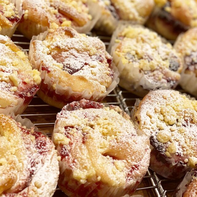 ・

おはようございます☀️.°
ベーカリー パンビです！
朝から晴れ間が見えて心地良いですね😊

今日は 【 ラズベリーフロマージュ 】と【 ブルーベリーフロマージュ 】のご紹介です！
こちらの商品は、ラズベリージャムとマスカルポーネ・ブルーベリージャムとマスカルポーネを生地自体にそれぞれ練り込んで焼き上げた1品です🍓🫐
そして上には 〝 クランブル 〟と言って、グラニュー糖・小麦粉・バターをそぼろ状にしたものを乗せています。
このクランブルが甘くてサクサクしているので、ラズベリージャムやブルーベリージャムの甘酸っぱさと相性が良いのです☺️
ふわふわのパン生地とサクサクの2種類の食感の違いを楽しめるのではないでしょうか( "´༥`" )
ぜひご賞味くださいませ😋

◽︎現在期間中(2/2～3/14)のため 9:00 ～ 11:00 の間に 500円以上ご購入頂いたお客様に コーヒー・ココア・カフェオレのいずれか一杯サービスとなります～☺️☕️！

本日も皆さまの御来店を心よりお待ちしております🍀*゜

✎︎＿＿＿＿＿＿＿＿＿＿＿＿＿＿＿＿＿＿＿＿＿＿

ベーカリーパンビでは手作り焼き立てパンを通して「プチ贅沢」な気持ちをお届け出来たら良いなと思います♩¨̮
当店キャラクターの『パンビ』は、パンの帽子をかぶったパン好きな子熊です。お子さまはじめ家族全員に焼きたての美味しいパンに親しんで頂きたいとの思いで、どなたにも覚えやすい「パンビ」と命名しました。

ディズニーのバンビが大人から子供まで愛されるようにベーカリーパンビも地域の皆さまに長く愛されるお店になるようにパン職人スタッフ一同頑張ります𓅯 ⸒⸒

✎︎＿＿＿＿＿＿＿＿＿＿＿＿＿＿＿＿＿＿＿＿＿

#パンビ #ベーカリーパンビ  #bakery  #ベーカリー 
#長野県 #nagano #パン屋さん #上田市 #ueda #上田市パン屋  #上田市グルメ #信州上田 #上田市パン #スクラッチ製法 #手作りパン #newopen #パン好き 
#美味しいパン屋 #パン巡り #breakfast #lunch #dinner  #ささや #クランブル #ラズベリー #ブルーベリー #マスカルポーネ
