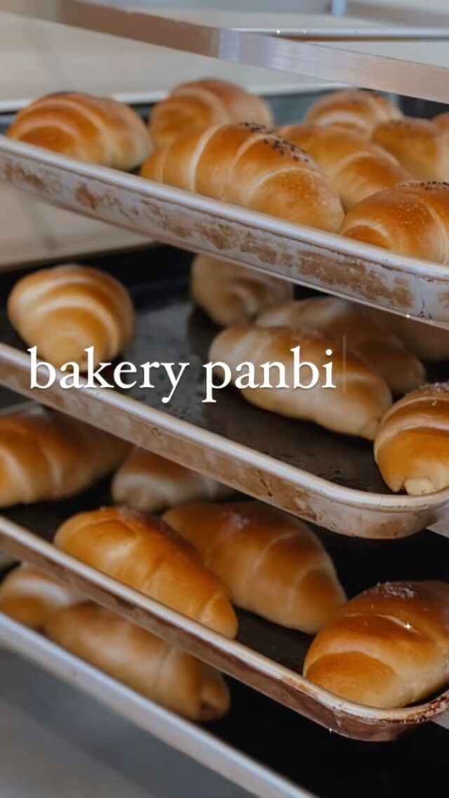 ・

おはようございます☀️.°
ベーカリー パンビです！

当店は 毎日 お店で小麦粉を捏ねて生地から作るパン屋さんです。
生地以外にもフィリングにもこだわっています。『カレー』『カスタードクリーム』『明太子バター』『バタークリーム』『たまごサラダ』などはなるべく保存料や添加物を使わず素材本来の美味しさを楽しめるようにお店で自家製で作っています。

毎日パンが約100種類ほどあるところも魅力的ですよ✨
土日は有難いことに完売が続いております🙇🏻‍♀️時間によっては完売になっている商品もあるかと思いますがご了承くださいませm(_ _)m
お早めのご購入をおすすめ致します☺️

本日も皆様のご来店を心よりお待ちしております🍀*゜

・
【 ベーカリーパンビ🧸 】@panbi.u
*𖠿住所 :  長野県上田市踏入2丁目1154-4 
 （セブンイレブン踏入二丁目店 となり）
☏ ℡  0268-75-6686
︎✿定休日 : 水曜日
⌚︎営業 : 9:00〜19:00 （売り切れ次第閉店）

✎︎＿＿＿＿＿＿＿＿＿＿＿＿＿＿＿＿＿＿＿＿＿

#パンビ #ベーカリーパンビ  #bakery  #ベーカリー 
#長野県 #nagano #パン屋さん #上田市 #ueda #上田市パン屋  #上田市グルメ #信州上田 #上田市パン #スクラッチ製法 #手作りパン #newopen #パン好き 
#美味しいパン屋 #パン巡り #breakfast #lunch #dinner  #ささや #毎日手作り #100種類