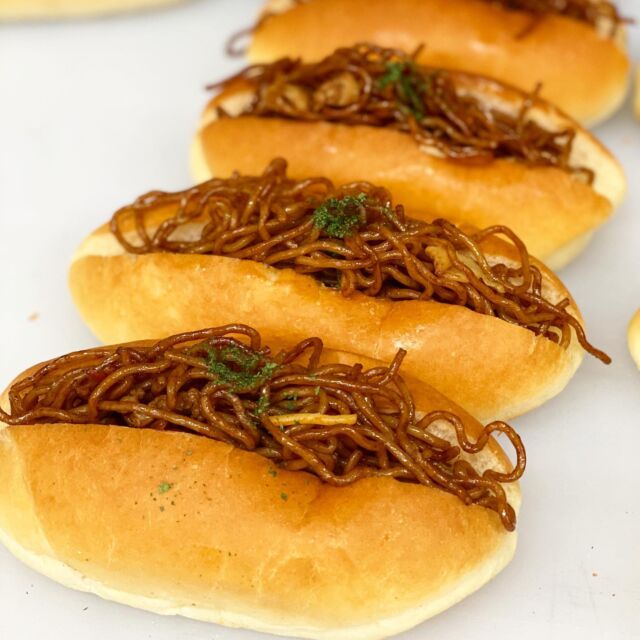 ・

おはようございます☀️.°
ベーカリー パンビです！

本日は 【 焼きそばコッペ 】を紹介いたします！
コッペパンの王道サンドと言ったら焼きそばパンですよね✨
当店の焼きそばコッペは 焼きそばも自家製なんです♩¨̮
食べた時に焼きそばを感じられるようにとソースの濃さまでこだわっております。
なので柔らかい甘めのコッペパンにソースがよく絡んだ焼きそばがとっても合いますよ😋
会社員さんにも人気の1品です𓌉𓇋 ‎今日のランチにいかがでしょうか🫰

･

そして本日は･･･ ホワイトデー♡ です！！
ぜひフェア限定メニューをプレゼントにいかがでしょうか😊
フェア特典の9:00〜11:00までのドリンクサービス☕️も本日までとなりますのでご利用下さいませ𖠚ᐝ

明日 3/15 (水)は店休日となります。
パンの自動販売機もお休みとなりますのでよろしくお願い致します🙇🏻‍♀️ ̖́-‬

本日も皆様のご来店を心よりお待ちしております🍀*゜

✎︎＿＿＿＿＿＿＿＿＿＿＿＿＿＿＿＿＿＿＿＿＿＿

ベーカリーパンビでは手作り焼き立てパンを通して「プチ贅沢」な気持ちをお届け出来たら良いなと思います♩¨̮
当店キャラクターの『パンビ』は、パンの帽子をかぶったパン好きな子熊です。お子さまはじめ家族全員に焼きたての美味しいパンに親しんで頂きたいとの思いで、どなたにも覚えやすい「パンビ」と命名しました。

ディズニーのバンビが大人から子供まで愛されるようにベーカリーパンビも地域の皆さまに長く愛されるお店になるようにパン職人スタッフ一同頑張ります𓅯 ⸒⸒

✎︎＿＿＿＿＿＿＿＿＿＿＿＿＿＿＿＿＿＿＿＿＿

#パンビ #ベーカリーパンビ  #bakery  #ベーカリー 
#長野県 #nagano #パン屋さん #上田市 #ueda #上田市パン屋  #上田市グルメ #信州上田 #上田市パン #スクラッチ製法 #手作りパン #newopen #パン好き 
#美味しいパン屋 #パン巡り #breakfast #lunch #dinner  #ささや #焼きそばコッペ #コッペパン #ホワイトデー