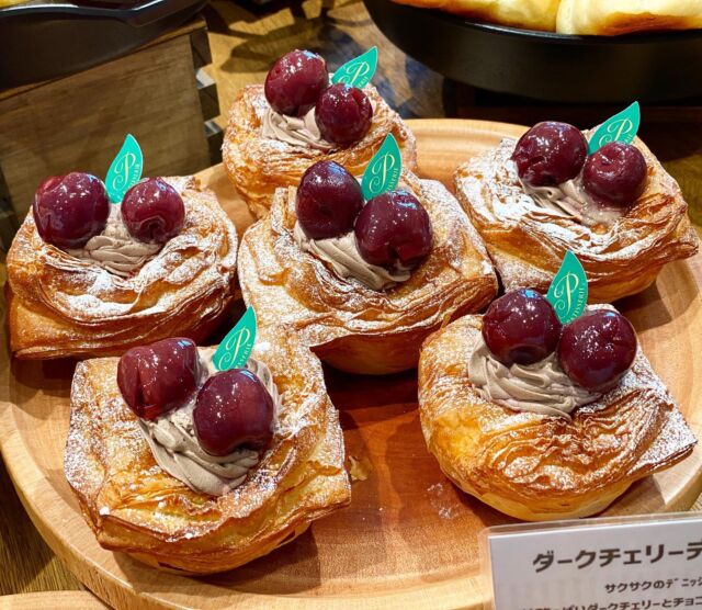 ・

おはようございます☀️.°
ベーカリー パンビです！

本日から！春の新商品🌸
【 ダークチェリーデニッシュ🍒 】の登場です！
人気のデニッシュシリーズにさくらんぼが登場ですよ⋆͛📢⋆
サクサクのデニッシュ生地にダークチェリーに合うチョコホイップを合わせた商品です✨
この時期ならではなのでぜひご賞味ください！

そして ラズベリーフロマージュですがただ今お休み中です！その代わりに 〝 ストロベリーフロマージュ🍓 〟が期間限定で登場しております😋𓌉𓇋 ‎
3/27 までの限定商品なのでこちらもお見逃し無く👌🏻 ̖́-‬

･

▽ 平日のみに限り 🉐
9:00〜11:00の間に500円以上お買い求め頂いた方にドリンク1杯をサービスさせていただいております✨（ 土日祝日を除く）

⚠️ コーヒー（ ICE･HOT ）または、パックジュースのいずれかになりますのでご了承くださいませ👌🏻 ̖́-‬

ぜひこの機会にご利用下さい😊
本日も皆様のご来店を心よりお待ちしております🧸🍀*゜

✎︎＿＿＿＿＿＿＿＿＿＿＿＿＿＿＿＿＿＿＿＿＿＿

ベーカリーパンビでは手作り焼き立てパンを通して「プチ贅沢」な気持ちをお届け出来たら良いなと思います♩¨̮
当店キャラクターの『パンビ』は、パンの帽子をかぶったパン好きな子熊です。お子さまはじめ家族全員に焼きたての美味しいパンに親しんで頂きたいとの思いで、どなたにも覚えやすい「パンビ」と命名しました。

ディズニーのバンビが大人から子供まで愛されるようにベーカリーパンビも地域の皆さまに長く愛されるお店になるようにパン職人スタッフ一同頑張ります𓅯 ⸒⸒

✎︎＿＿＿＿＿＿＿＿＿＿＿＿＿＿＿＿＿＿＿＿＿

#パンビ #ベーカリーパンビ  #bakery  #ベーカリー 
#長野県 #nagano #パン屋さん #上田市 #ueda #上田市パン屋  #上田市グルメ #信州上田 #上田市パン #スクラッチ製法 #手作りパン #newopen #パン好き 
#美味しいパン屋 #パン巡り #breakfast #lunch #dinner  #ささや #さくらんぼ #ダークチェリー #デニッシュ #ストロベリー