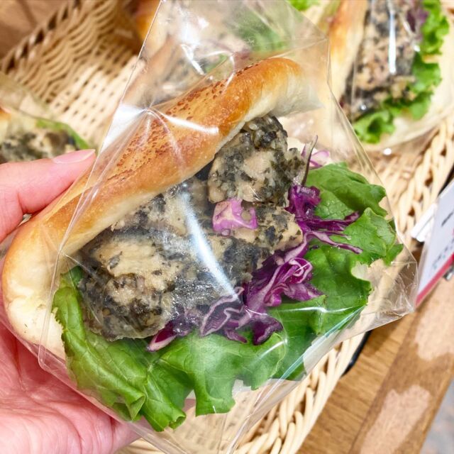 ・

おはようございます☀️.°
ベーカリー パンビです！
ゴールデンウィークも残り2日となりました🎏
ジェラート🍨も食べて頂けましたか？😋

本日は 【 バジルチキンサンド 】をご紹介！⋆͛📢⋆
バジルがたっぷり絡んだチキンがとってもジューシー✨️紫キャベツでさっぱり食べられます😋
そして甘みのあるふわふわのバンズでサンドしています🤤❣️
とってもボリュームがあるので満足感のあるサンドに仕上がっています♩¨̮
ぜひご賞味くださいませ𓌉𓇋 ‎( "´༥`" )

・
△ ▼ △ ▼4/29(土) 〜 5/7(日) 限定‼️△ ▼ △ ▼

お子様と一緒に御来店いただいたお客様！！ 1000円以上お買い上げ頂くと1家族に1つジェラート‪🍦‬をプレゼントさせていただきます👏✨️

〈注意事項〉
▫️ジェラートの種類は選べません。こちらでのランダムになります。
▫️カップのみのご提供になります。
▫️お子様に楽しんでもらいたい！という当店の思いから、セルフサービスでカップに入れていただきます。
▫️ひと家庭1つのサービスとなります。
▫️追加で必要な場合には 1つ200円(税込)で販売しております。レジにてお申し付けください。
▫️必ず絞ったあとのゴミはゴミ箱🗑へお願い致します。

本日も皆さまの御来店を心よりお待ちしております🍀*゜

✎︎＿＿＿＿＿＿＿＿＿＿＿＿＿＿＿＿＿＿＿＿＿＿

ベーカリーパンビでは手作り焼き立てパンを通して「プチ贅沢」な気持ちをお届け出来たら良いなと思います♩¨̮
当店キャラクターの『パンビ』は、パンの帽子をかぶったパン好きな子熊です。お子さまはじめ家族全員に焼きたての美味しいパンに親しんで頂きたいとの思いで、どなたにも覚えやすい「パンビ」と命名しました。

ディズニーのバンビが大人から子供まで愛されるようにベーカリーパンビも地域の皆さまに長く愛されるお店になるようにパン職人スタッフ一同頑張ります𓅯 ⸒⸒

✎︎＿＿＿＿＿＿＿＿＿＿＿＿＿＿＿＿＿＿＿＿＿

#パンビ #ベーカリーパンビ  #bakery  #ベーカリー 
#長野県 #nagano #パン屋さん #上田市 #ueda #上田市パン屋  #上田市グルメ #信州上田 #上田市パン #スクラッチ製法 #手作りパン #newopen #パン好き 
#美味しいパン屋 #パン巡り #breakfast #lunch #dinner  #ささや #ゴールデンウィーク #イベント #ジェラート #バジルチキン #サンド