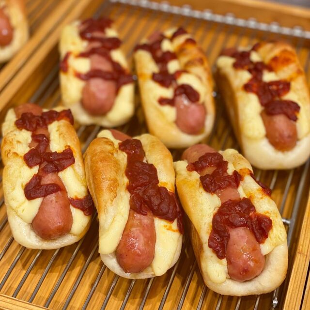 ・

おはようございます☀️.°
ベーカリー パンビです！
昨日も沢山のお客様に足を運んで頂き完売御礼となりました✨ありがとうございます😊

本日は 新登場！！【 サルサフランク🌶 】をご紹介します⋆͛📢⋆
大人気のビックフランクにサルサソースをかけ焼き上げたサルサフランク。
ビックフランクとは違い少しピリッと辛味のある 大人向けのパンです✨
辛いのが苦手な方やお子様には少し辛いかもしれませんが、得意な方にはぜひお試し頂きたいです♩¨̮
辛さレベル①🌶ですので試しやすいかと思います😋
ぜひ一度ご賞味くださいませ👌🏻 ̖́-‬

- - - - - -  S W E E T 𖠚 J E L A T O - - - - - - 

ジェラートの販売をレギュラー化しました🍨✨

▫️お抹茶
▫️バニラミルク
▫️マンゴー
▫️白桃ジェラート
▫️ヨーグルト
▫️焦がしキャラメル
▫️チョコレート

各 250円にて販売しております👌🏻 ̖́-‬
これからの季節にぜひご家族でご利用下さいませ( "´༥`" )

・

▽ 平日Instagramフォロワー様に限り 🉐
9:00〜11:00の間に500円以上ご購入でドリンク1杯サービスさせていただいております✨（ 土日祝日を除く）
※レジにてInstagramのフォロー画面を見せて頂きますようお願い致します。

▫️サービス可能なドリンク
・コーヒー ( ICE／HOT )
・カフェオレ ( ICE／HOT )
・ココア ( ICE／HOT )
・パックジュース各種

ぜひこの機会にご利用下さいませ👌🏻 ̖́-‬

本日も皆様のご来店を心よりお待ちしております🧸🍀*゜

✎︎＿＿＿＿＿＿＿＿＿＿＿＿＿＿＿＿＿＿＿＿＿＿

ベーカリーパンビでは手作り焼き立てパンを通して「プチ贅沢」な気持ちをお届け出来たら良いなと思います♩¨̮
当店キャラクターの『パンビ』は、パンの帽子をかぶったパン好きな子熊です。お子さまはじめ家族全員に焼きたての美味しいパンに親しんで頂きたいとの思いで、どなたにも覚えやすい「パンビ」と命名しました。

ディズニーのバンビが大人から子供まで愛されるようにベーカリーパンビも地域の皆さまに長く愛されるお店になるようにパン職人スタッフ一同頑張ります𓅯 ⸒⸒

✎︎＿＿＿＿＿＿＿＿＿＿＿＿＿＿＿＿＿＿＿＿＿

#パンビ #ベーカリーパンビ  #bakery  #ベーカリー 
#長野県 #nagano #パン屋さん #上田市 #ueda #上田市パン屋  #上田市グルメ #信州上田 #上田市パン #スクラッチ製法 #手作りパン #newopen #パン好き 
#美味しいパン屋 #パン巡り #breakfast #lunch #dinner  #ささや #ジェラート #gelato #ビックフランク #サルサソース