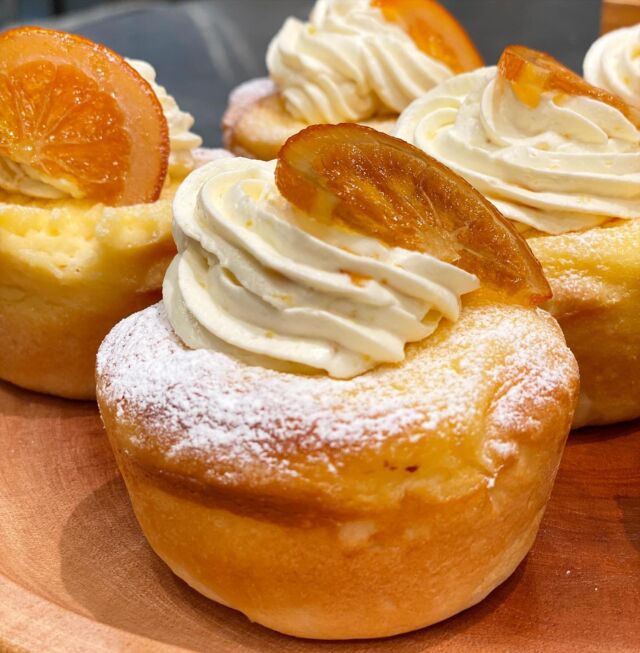 ・

おはようございます☀️.°
ベーカリー パンビです！
昨日は急なお休みとなり大変申し訳ございませんでした🙇🏻‍♀️お越しいただく予定だった方々、お越しいただいた方深くお詫び申し上げます。

本日は通常営業しておりますので、皆様の御来店を心よりお待ちしております🙇🏻‍♀️

本日より期間限定で販売いたします✨
【 オレンジタルト🍊】です！
大人気のチーズタルトにマーマレードとホイップを合わせたマーマレードホイップのせ、オレンジを飾りました♩¨̮
チーズタルトとマーマレードの酸味でさっぱり食べられるタルトパンに仕上がっています☺️
期間限定になりますのでお早めにお召し上がりください( "´༥`" )

- - - - - -  S W E E T 𖠚 J E L A T O - - - - - - 

ジェラートの販売をレギュラー化しました🍨✨

▫️お抹茶
▫️バニラミルク
▫️マンゴー
▫️白桃ジェラート
▫️ヨーグルト
▫️焦がしキャラメル
▫️チョコレート

各 250円にて販売しております👌🏻 ̖́-‬
これからの季節にぜひご家族でご利用下さいませ( "´༥`" )

・

▽ 平日Instagramフォロワー様に限り 🉐
9:00〜11:00の間に500円以上ご購入でドリンク1杯サービスさせていただいております✨（ 土日祝日を除く）
※レジにてInstagramのフォロー画面を見せて頂きますようお願い致します。

▫️サービス可能なドリンク
・コーヒー ( ICE／HOT )
・カフェオレ ( ICE／HOT )
・ココア ( ICE／HOT )
・パックジュース各種

ぜひこの機会にご利用下さいませ👌🏻 ̖́-‬

本日も皆様のご来店を心よりお待ちしております🧸🍀*゜

✎︎＿＿＿＿＿＿＿＿＿＿＿＿＿＿＿＿＿＿＿＿＿＿

ベーカリーパンビでは手作り焼き立てパンを通して「プチ贅沢」な気持ちをお届け出来たら良いなと思います♩¨̮
当店キャラクターの『パンビ』は、パンの帽子をかぶったパン好きな子熊です。お子さまはじめ家族全員に焼きたての美味しいパンに親しんで頂きたいとの思いで、どなたにも覚えやすい「パンビ」と命名しました。

ディズニーのバンビが大人から子供まで愛されるようにベーカリーパンビも地域の皆さまに長く愛されるお店になるようにパン職人スタッフ一同頑張ります𓅯 ⸒⸒

✎︎＿＿＿＿＿＿＿＿＿＿＿＿＿＿＿＿＿＿＿＿＿

#パンビ #ベーカリーパンビ  #bakery  #ベーカリー 
#長野県 #nagano #パン屋さん #上田市 #ueda #上田市パン屋  #上田市グルメ #信州上田 #上田市パン #スクラッチ製法 #手作りパン #newopen #パン好き 
#美味しいパン屋 #パン巡り #breakfast #lunch #dinner  #ささや #ジェラート #gelato #期間限定 #オレンジタルト #チーズタルト