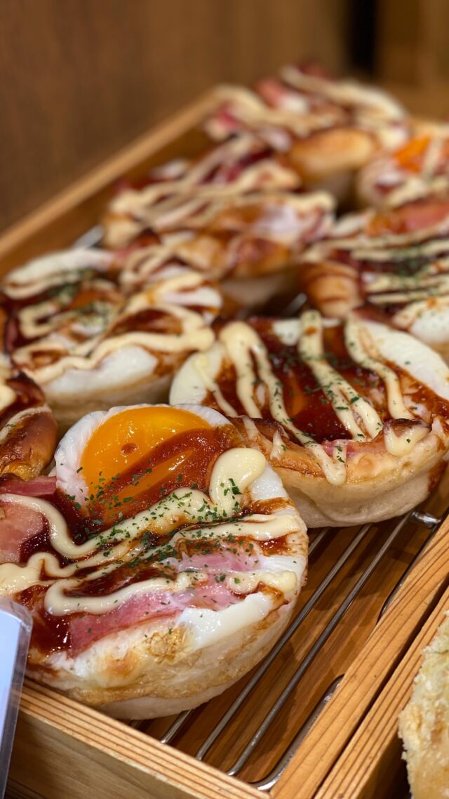 ・

おはようございます☀️.°
ベーカリー パンビです！

人気の 【 ベーコンエッグ🍳 𓈒𓂂𓏸】です✨
ベーコンと卵を焼き上げたところに
マヨネーズ・特製ソースをかけ2度焼きし、パセリで仕上げた調理パンです♩¨̮
この特製ソースがとっても良い味で、1口食べるとお好み焼きのような味わいです🤤
ソースと卵とパンの相性が抜群👌🏻 ̖́-‬
ぜひ一度ご賞味くださいませ( "´༥`" )

本日も皆様のご来店を心よりお待ちしております🧸🍀*゜

・
【 ベーカリーパンビ🧸 】@panbi.u
*𖠿住所 :  長野県上田市踏入2丁目1154-4 
 （セブンイレブン踏入二丁目店 となり）
☏ ℡  0268-75-6686
︎✿定休日 : 水曜日
⌚︎営業 : 9:00〜19:00 （売り切れ次第閉店）

✎︎＿＿＿＿＿＿＿＿＿＿＿＿＿＿＿＿＿＿＿＿＿＿

ベーカリーパンビでは手作り焼き立てパンを通して「プチ贅沢」な気持ちをお届け出来たら良いなと思います♩¨̮
当店キャラクターの『パンビ』は、パンの帽子をかぶったパン好きな子熊です。お子さまはじめ家族全員に焼きたての美味しいパンに親しんで頂きたいとの思いで、どなたにも覚えやすい「パンビ」と命名しました。

ディズニーのバンビが大人から子供まで愛されるようにベーカリーパンビも地域の皆さまに長く愛されるお店になるようにパン職人スタッフ一同頑張ります𓅯 ⸒⸒

✎︎＿＿＿＿＿＿＿＿＿＿＿＿＿＿＿＿＿＿＿＿＿

#パンビ #ベーカリーパンビ  #bakery  #ベーカリー 
#長野県 #nagano #パン屋さん #上田市 #ueda #上田市パン屋  #上田市グルメ #信州上田 #上田市パン #スクラッチ製法 #手作りパン #newopen #パン好き 
#美味しいパン屋 #パン巡り #breakfast #lunch #dinner  #ささや #ジェラート #gelato #ベーコンエッグ #特製ソース