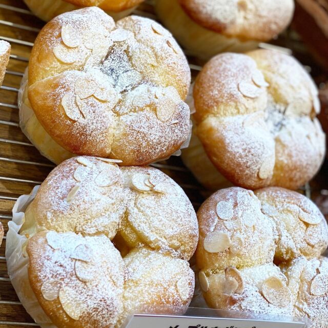 ・

おはようございます☀️.°
ベーカリー パンビです！
週末は多くの方々にご来店頂き、完売御礼となりました✨ありがとうございました🙇🏻‍♀️

本日は 【 メープルちぎりぱん 】のご紹介⋆͛📢⋆
ちぎりパンにメープルジャムをたっぷり詰め込んだ商品です♩¨̮
ちぎりパンはとてもフワフワに仕上がっていて甘いジャムとよく合い、仕上げのアーモンドがまた合うんです😋✨
ちぎってシェアするのも良いですね👌🏻 ̖́-‬
おやつにいかがでしょうか☺️

- - - - - -  S W E E T 𖠚 J E L A T O - - - - - - 

ジェラートの販売をレギュラー化しました🍨✨

▫️お抹茶
▫️バニラミルク
▫️マンゴー
▫️白桃ジェラート
▫️ヨーグルト
▫️焦がしキャラメル
▫️チョコレート

各 250円にて販売しております👌🏻 ̖́-‬
これからの季節にぜひご家族でご利用下さいませ( "´༥`" )

・

▽ 平日Instagramフォロワー様に限り 🉐
9:00〜11:00の間に500円以上ご購入でドリンク1杯サービスさせていただいております✨（ 土日祝日を除く）
※レジにてInstagramのフォロー画面を見せて頂きますようお願い致します。

▫️サービス可能なドリンク
・コーヒー ( ICE／HOT )
・カフェオレ ( ICE／HOT )
・ココア ( ICE／HOT )
・パックジュース各種

ぜひこの機会にご利用下さいませ👌🏻 ̖́-‬

本日も皆様のご来店を心よりお待ちしております🧸🍀*゜

✎︎＿＿＿＿＿＿＿＿＿＿＿＿＿＿＿＿＿＿＿＿＿＿

ベーカリーパンビでは手作り焼き立てパンを通して「プチ贅沢」な気持ちをお届け出来たら良いなと思います♩¨̮
当店キャラクターの『パンビ』は、パンの帽子をかぶったパン好きな子熊です。お子さまはじめ家族全員に焼きたての美味しいパンに親しんで頂きたいとの思いで、どなたにも覚えやすい「パンビ」と命名しました。

ディズニーのバンビが大人から子供まで愛されるようにベーカリーパンビも地域の皆さまに長く愛されるお店になるようにパン職人スタッフ一同頑張ります𓅯 ⸒⸒

✎︎＿＿＿＿＿＿＿＿＿＿＿＿＿＿＿＿＿＿＿＿＿

#パンビ #ベーカリーパンビ  #bakery  #ベーカリー 
#長野県 #nagano #パン屋さん #上田市 #ueda #上田市パン屋  #上田市グルメ #信州上田 #上田市パン #スクラッチ製法 #手作りパン #newopen #パン好き 
#美味しいパン屋 #パン巡り #breakfast #lunch #dinner  #ささや #ジェラート #gelato #メープル #ちぎりぱん